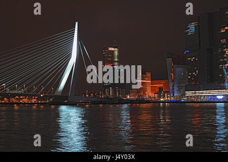 Rotterdam con Erasmus Bridge di notte, Paesi Bassi, l'Europa. Città al crepuscolo. Grattacieli e il ponte sul fiume Meuse nel centro città a Foto Stock