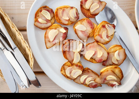 Patate al forno metà con pancetta e l'aglio sulla piastra bianca. Top visualizza immagine della nazionale ucraina di cibo Foto Stock