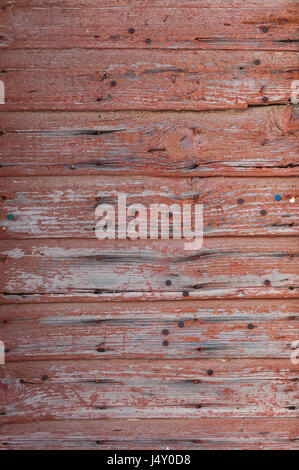 Molto vecchio tavole orizzontali con chiodi arrugginiti e peeling vernice rossa Foto Stock