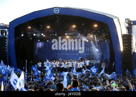 Brighton e Hove Albion giocatori festeggiare sul palco durante la parata. Foto Stock