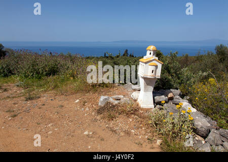 Cappella in miniatura su strada in mani da parte del Peloponneso in Grecia con il blu del mare e del cielo in background Foto Stock