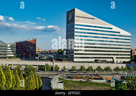 Un moderno edificio di forma trapezoidale visto dal portello parco nella città di Milano Foto Stock