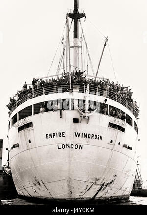 Empire Windrush impaccata con West Indian immigrati in arrivo al Porto di Tilbury sul Fiume Tamigi il 22 giugno 1948. Questo evento viene spesso citato come inizio del dopoguerra del boom dell'immigrazione che è stato quello di cambiare la società britannica per sempre. Il British Nationality Act 1948 ha dato la cittadinanza britannica a tutte le persone che vivono in paesi del Commonwealth con pieni diritti di entrata e di insediamento in Gran Bretagna. Foto Stock