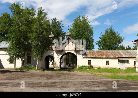 Veliky Novgorod, Russia Giugno 19, 2013 cortile di un monastero ortodosso Foto Stock