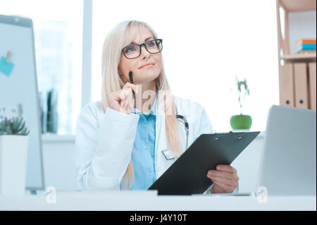 Giovane donna occupazione medico in ospedale office Foto Stock