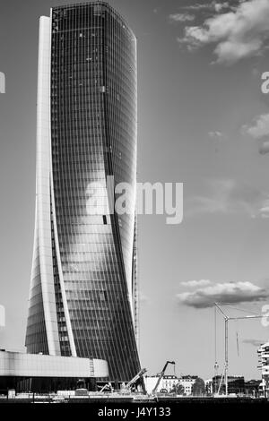 Una vista di un grattacielo curvo nella città di Milano (versione in bianco e nero) Foto Stock