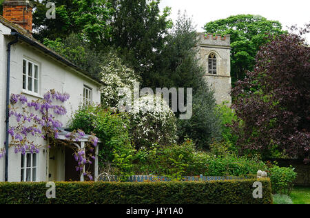 Rovine Cottage e la vecchia chiesa in rovina a Ayot St Lawrence Foto Stock