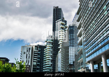 Una vista su architettura moderna di milano centro città e i suoi uffici ed edifici residenziali Foto Stock
