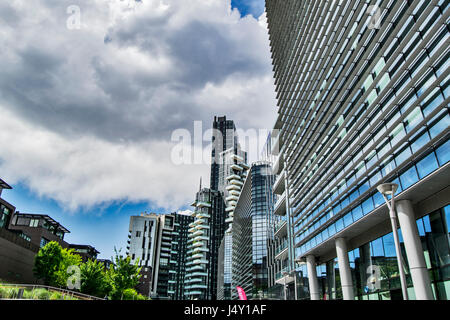 Una vista su architettura moderna di milano centro città e i suoi uffici ed edifici residenziali Foto Stock