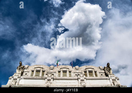 Una grande nuvola bianca su un cielo blu, sfondo proveniente sulla stazione centrale nella città di Milano Foto Stock
