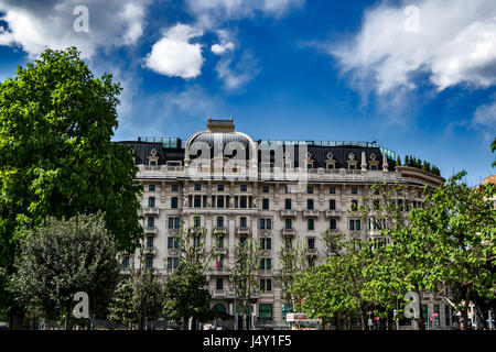 Una veduta della facciata di un vecchio edificio in stile classico nella città di Milano, oggi utilizzato come un hotel di lusso Foto Stock