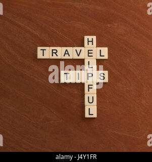 Cruciverba con parole di Consigli di viaggio. World Travel concept. Piastrelle color avorio con lettere maiuscole sulla scheda di mogano. Foto Stock
