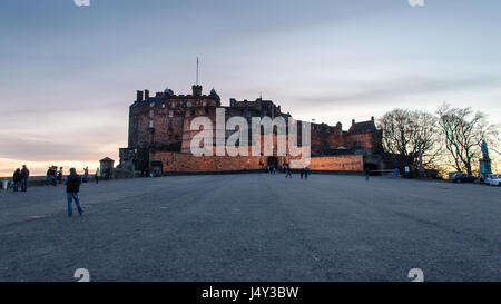Edimburgo, Scozia - Marzo 21, 2015: Tramonto al Castello di Edimburgo in Scozia. Foto Stock