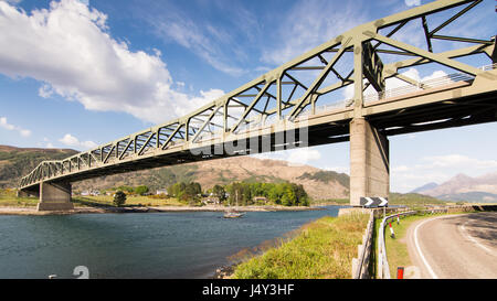 La A82 Ballachulish ponte che attraversa il si restringe di Loch Leven, un mare loch nel post-paesaggio glaciale del West Highlands della Scozia. Foto Stock