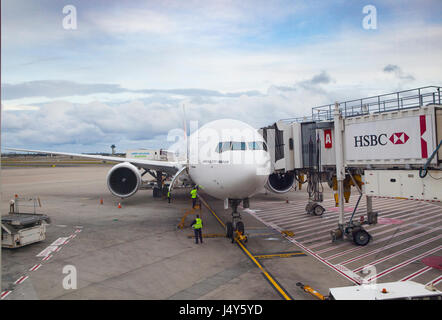 SYDNEY AUSTRALIA - 6 Settembre : boeing 777 - 300 er di Emirates Airline parcheggio (Sydney Kingsford Smith) Aeroporto la preparazione di partenza per Bangkok o Foto Stock