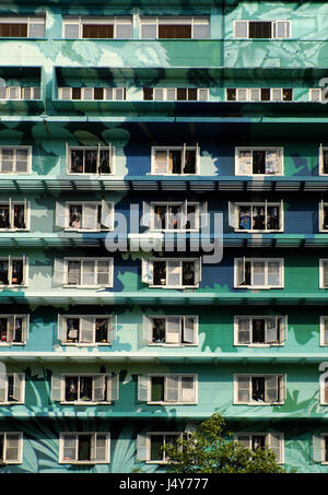 Gruppo di finestre in corrispondenza di edificio con facciata in verde il giorno, questo edificio highrise è dormitorio a Ho Chi Minh City, Vietnam Foto Stock
