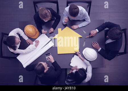 Vista dall'alto di persone intorno al tavolo in costruzione business meeting Foto Stock