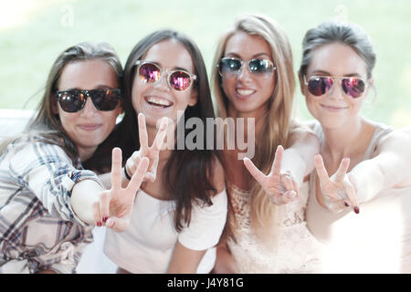 Sorridenti fidanzate che mostra una mano v segno Foto Stock