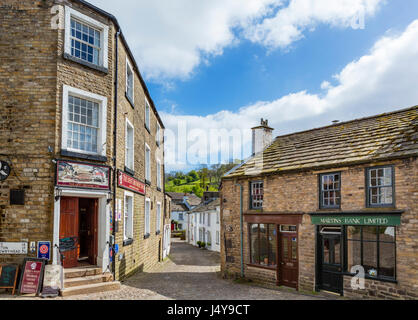 Strada di ciottoli nel tradizionale villaggio inglese di ammaccatura, Dentdale, Yorkshire Dales National Park, North Yorkshire, Inghilterra, Regno Unito. Foto Stock