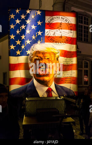 Il Carnevale di Basilea. Muensterplatz, Basilea, Svizzera - Marzo 7, 2017. Vista su una illuminata lanterna principale con Donald Trump come argomento visualizzato Foto Stock