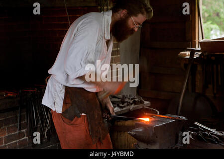 Xviii secolo reenactor fabbro lavora in negozio di fabbro ferraio - USA Foto Stock