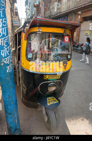 Cityscape riflessa nella widhield di un tuk tuk parcheggiato sulla strada di Jodhpur, India Foto Stock