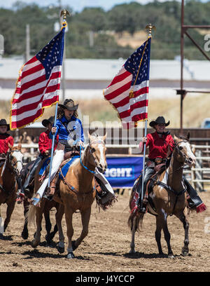 Rodeo Junior team di perforazione da Redding esegue a pioppi neri americani Rodeo in California. Foto Stock