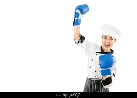 Pane vincente master celebra la donna che indossa il blu guantoni da pugilato e chef abbigliamento isolato su sfondo bianco con successo il cibo finito con una vuota Foto Stock