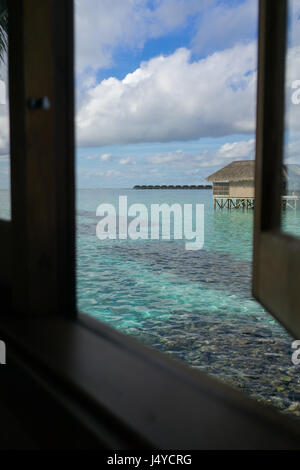 Meeru resort e spa, Maldive - 8 Maggio 2017: Acqua ville oltre il mare calmo in tropicale isole Maldive Foto Stock