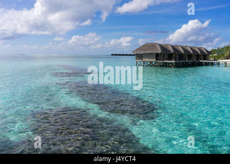 Meeru resort e spa, Maldive - 8 Maggio 2017: Acqua ville oltre il mare calmo in tropicale isole Maldive Foto Stock