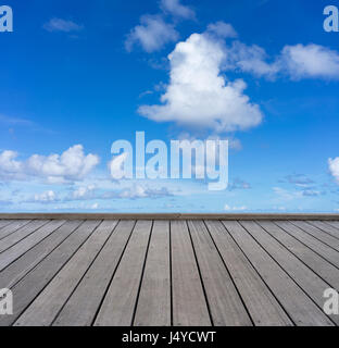 Pavimento in legno con nuvoloso cielo blu sullo sfondo Foto Stock