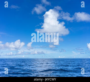 Seascape con nuvole e cielo blu sullo sfondo Foto Stock