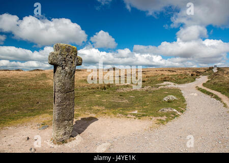 Siward's Cross, noto anche come Nun's Cross, Princetown vicino a Dartmoor nel Devon su una soleggiata giornata di aprile Foto Stock