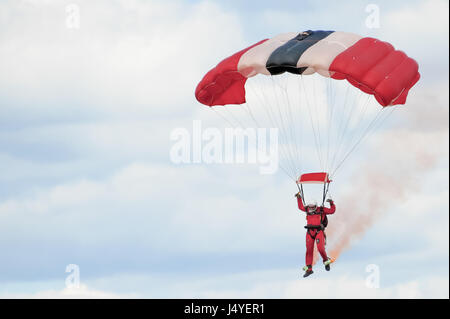 Membro dell'esercito britannico della Red Devils freefall paracadute team display venuta in terra all'Airshow di Farnborough, Regno Unito sulla luglio 24, 2010 Foto Stock