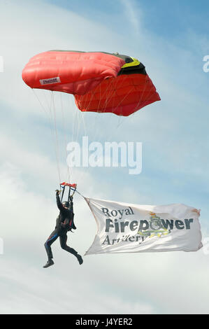 Un membro del British Cavalieri Neri Royal Artillery paracadute team display in atterraggio a fiamma e tuoni evento su a Santa Pod Raceway Foto Stock