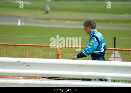 THRUXTON, Regno Unito - 1 maggio: Jason Plato, che regna British Touring Car champion tornando ai box dopo il crash. Foto Stock