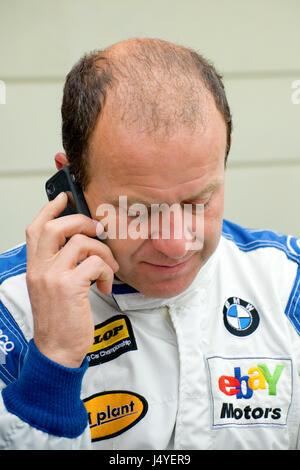 THRUXTON, Regno Unito - 1 maggio: British Touring Car Championship conducente Rob Collard ricezione di una chiamata durante l'ultima gara di Thruxton riunione. 1 maggio 2011 Foto Stock