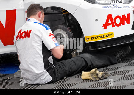 THRUXTON, Regno Unito - 1 maggio: Meccanico lavorando al Team Aon Ford Focus appartenenti al pilota Tom Chiltern presso il British Touring Car Championship Foto Stock