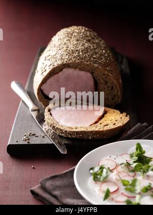 Fumato costolette di maiale in Pane speziato con insalata di rafano Foto Stock