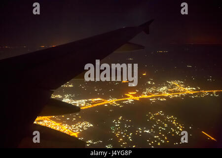 Belle luci della città di notte vista dall'aereo Foto Stock