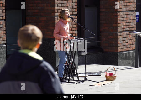 LONDON, Regno Unito - 22 Aprile 2017: Shoreditch, Londra: musicisti di strada a Columbia Road flower market . Gli artisti di strada animano regalando emozioni a grandi città Foto Stock