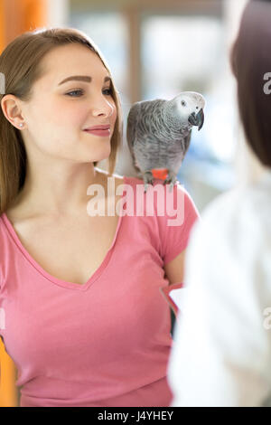 Giovane ragazza soddisfatta ascoltando la diagnosi del veterinario e la sensazione di essere alleviati Foto Stock