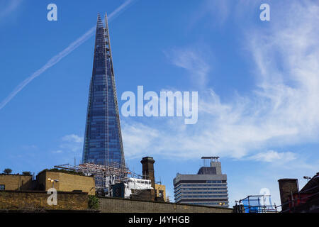 Londra - APR 20 : l'edificio di Shard al tramonto raffigurato su Aprile 20th, 2017, a Londra. La Shard aperto al pubblico nel febbraio 2013. In piedi 309m, il coccio è l'edificio più alto d'Europa. Foto Stock