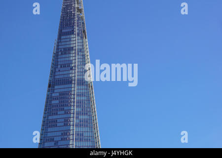 Londra - APR 20 : l'edificio di Shard al tramonto raffigurato su Aprile 20th, 2017, a Londra. La Shard aperto al pubblico nel febbraio 2013. In piedi 309m, il coccio è l'edificio più alto d'Europa. Foto Stock