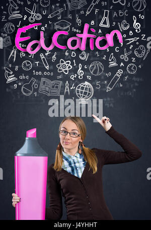 Schoolgirl con marcatore puntato in parola parola di istruzione Foto Stock