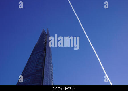 Londra - APR 20 : l'edificio di Shard al tramonto raffigurato su Aprile 20th, 2017, a Londra. La Shard aperto al pubblico nel febbraio 2013. In piedi 309m, il coccio è l'edificio più alto d'Europa. Foto Stock