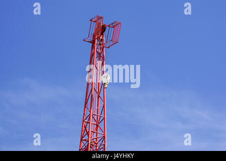 Red industrial gru da cantiere contro il cielo blu Foto Stock