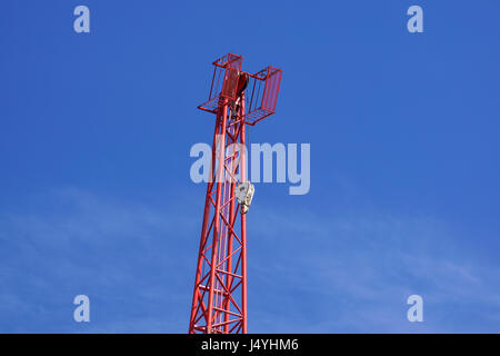 Red industrial gru da cantiere contro il cielo blu Foto Stock