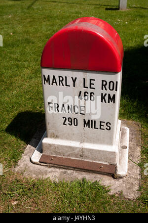 Francese città gemelle mile marker, Marlow, Buckinghamshire, Inghilterra, Regno Unito Foto Stock