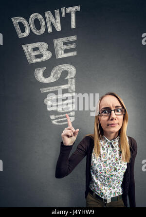 Schoolgirl nerd affronta l'ignoranza con parole non essere stupido Foto Stock